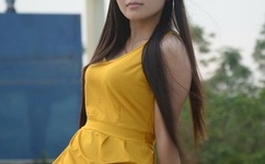 小恩雅穿红色内衣